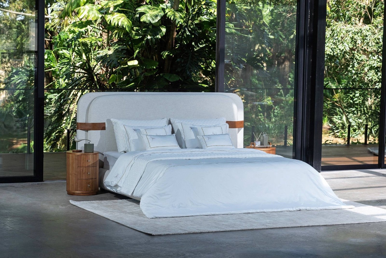 Quarto aconchegante com cama estofada Anjos